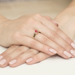 Pierścionek zaręczynowy z żółtego złota z granatem i diamentami 0,05ct Fire Of Love