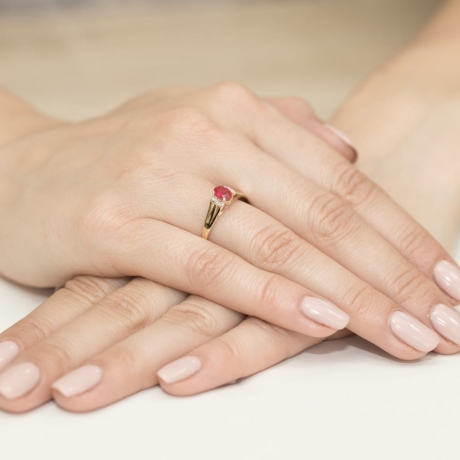 Przejdź do produktu Pierścionek zaręczynowy z żółtego złota z granatem i diamentami 0,05ct Fire Of Love 