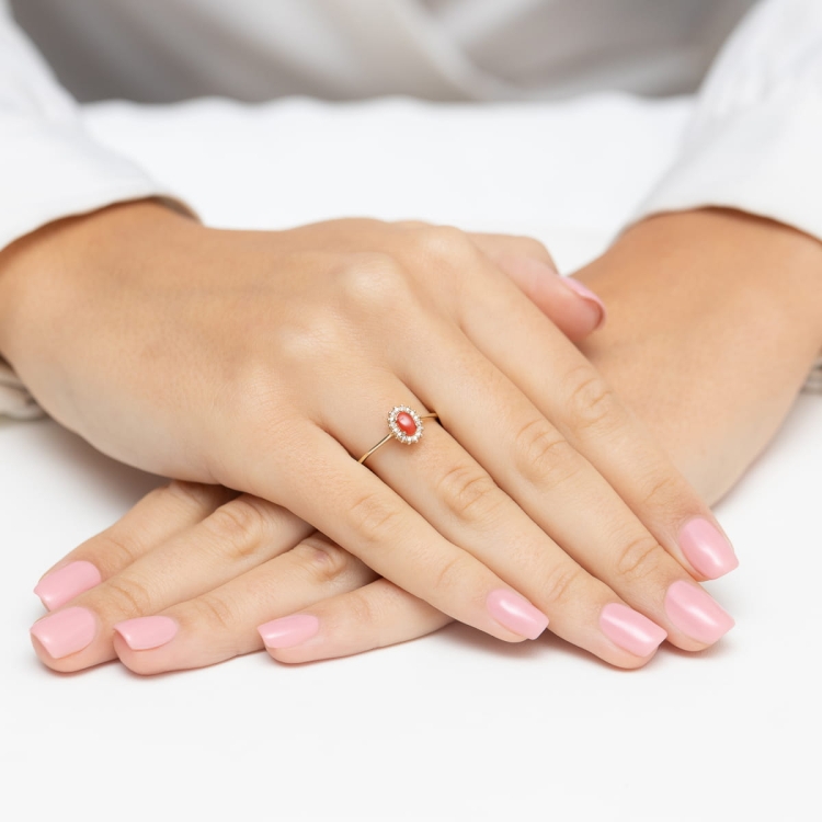Pierścionek zaręczynowy z żółtego złota z koralem i diamentami 0,08ct Fire Of Love