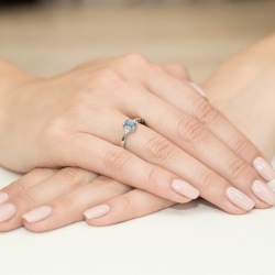 Pierścionek zaręczynowy z białego złota z topazem i diamentami 0,03ct Fire Of Love
