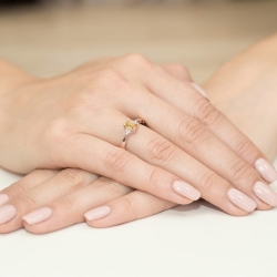 Pierścionek zaręczynowy z różowego złota z cytrynem i diamentami 0,03ct Fire Of Love