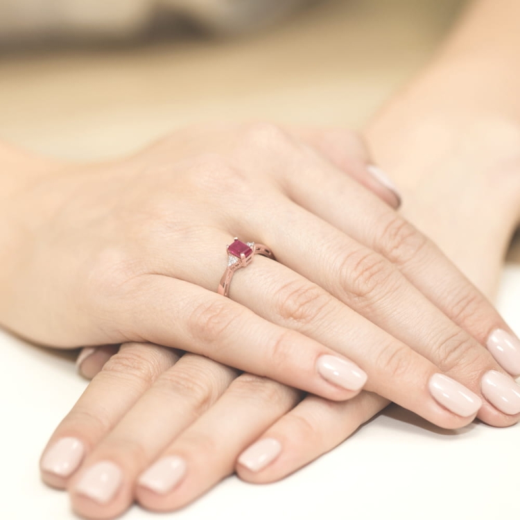 Pierścionek zaręczynowy z różowego złota z rubinem i diamentami 0,03ct Fire Of Love