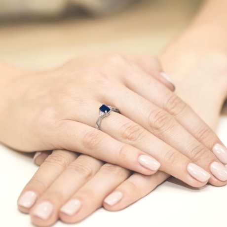 Przejdź do produktu Pierścionek zaręczynowy z białego złota z szafirem i diamentami 0,03ct Fire Of Love 