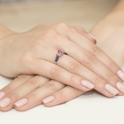 Pierścionek zaręczynowy z białego złota z rubinem i diamentami 0,05ct Fire Of Love