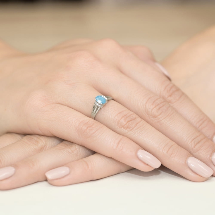 Pierścionek zaręczynowy z białego złota z topazem i diamentami 0,05ct Fire Of Love