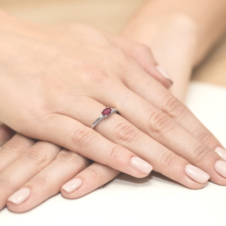 Pierścionek zaręczynowy z białego złota z rubinem i diamentami 0,03ct Fire Of Love