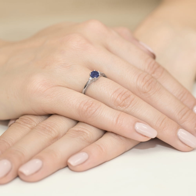 Pierścionek zaręczynowy z białego złota z szafirem i diamentami 0,03ct Fire Of Love