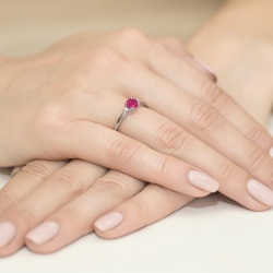 Pierścionek zaręczynowy z białego złota z rubinem i diamentami 0,03ct Fire Of Love