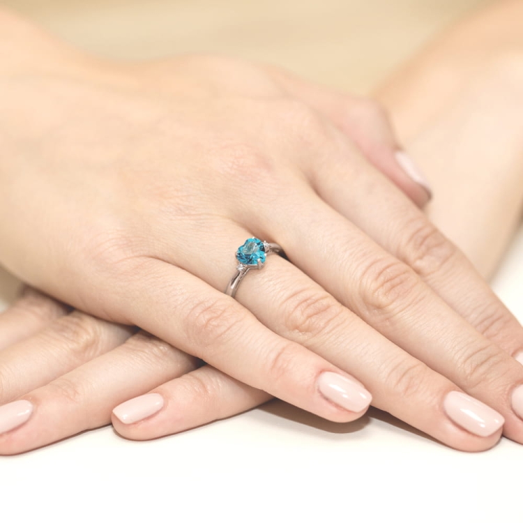 Pierścionek zaręczynowy z białego złota z topazem i diamentami 0,03ct Fire Of Love