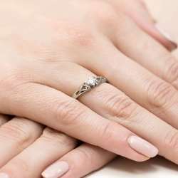 Pierścionek zaręczynowy z białego złota z diamentem 0,10ct Fire Of Love