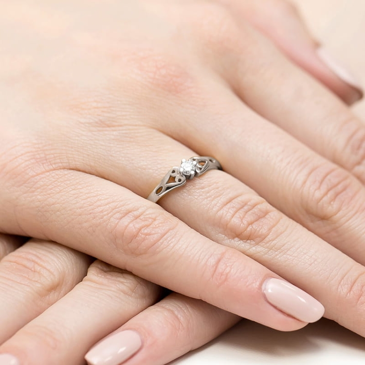Pierścionek zaręczynowy z białego złota z diamentem 0,10ct Fire Of Love