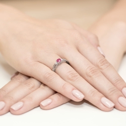 Pierścionek zaręczynowy z białego złota z rubinem i brylantami 0,02ct Fire Of Love