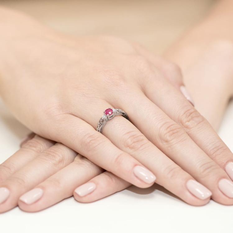Pierścionek zaręczynowy z białego złota z rubinem i brylantami 0,02ct Fire Of Love