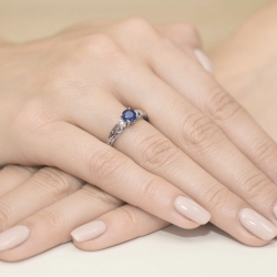 Pierścionek zaręczynowy z białego złota z szafirem i diamentami 0,02ct Fire Of Love