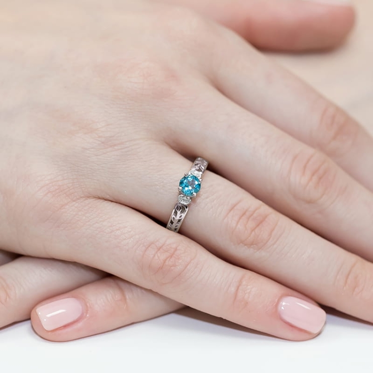 Pierścionek zaręczynowy z białego złota z topazem i diamentami 0,02ct Fire Of Love