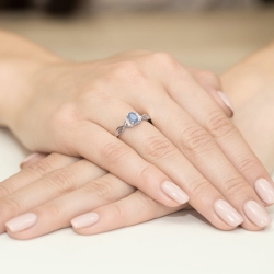 Pierścionek zaręczynowy z białego złota z tanzanitem i diamentami 0,05ct Fire Of Love