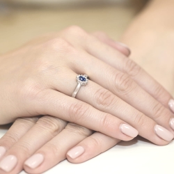 Pierścionek zaręczynowy z białego złota z szafirem i diamentami 0,10ct Fire Of Love