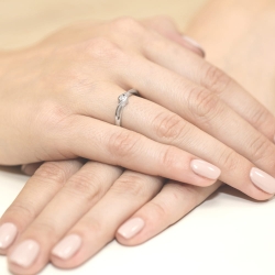 Pierścionek zaręczynowy z białego złota z diamentem 0,05ct Fire Of Love