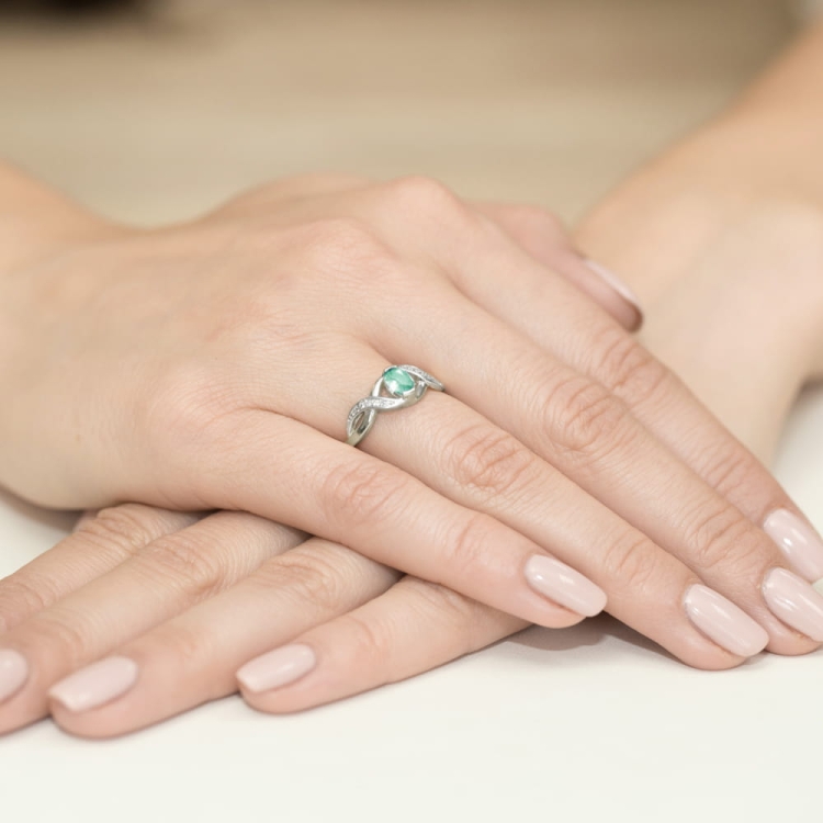 Pierścionek zaręczynowy z białego złota z szmaragdem i diamentami 0,05ct Fire Of Love