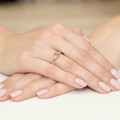 Przejdź do produktu Pierścionek zaręczynowy z żółtego złota z ametystem i diamentami 0,03ct Fire Of Love