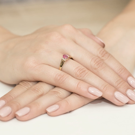 Przejdź do produktu Pierścionek zaręczynowy z żółtego złota z rubinem i diamentami 0,05ct Fire Of Love