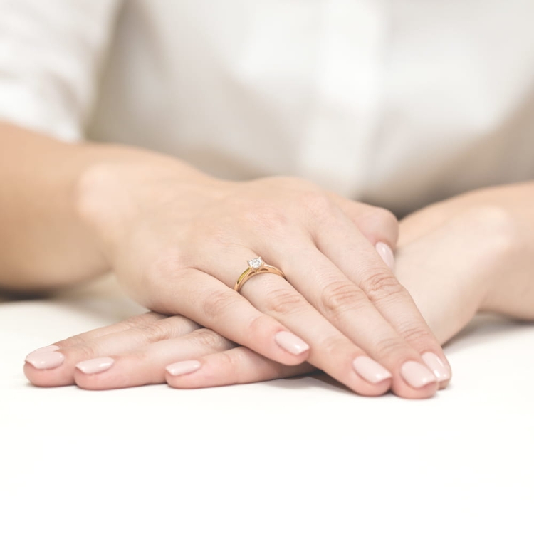 Pierścionek zaręczynowy z żółtego złota z diamentem 0,08ct Fire Of Love BW-07