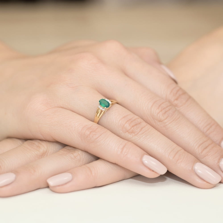 Pierścionek zaręczynowy z żółtego złota z szmaragdem i diamentami 0,05ct Fire Of Love BW-05-szmaragd