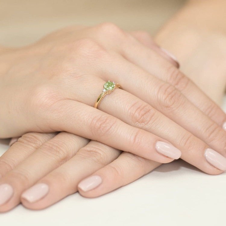Pierścionek zaręczynowy z żółtego złota z oliwinem i diamentami 0,03ct Fire Of Love BW-10-oliwin