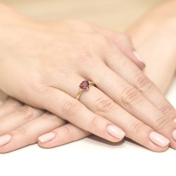 Pierścionek zaręczynowy z żółtego złota z rubinem i diamentami 0,03ct Fire Of Love BW-12-rubin