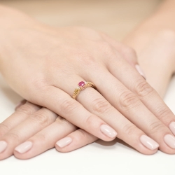 Pierścionek zaręczynowy z żółtego złota z rubinem i diamentami 0,02ct Fire Of Love BW-014-rubin