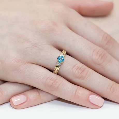 Przejdź do produktu Pierścionek zaręczynowy z żółtego złota z topazem i diamentami 0,02ct Fire Of Love