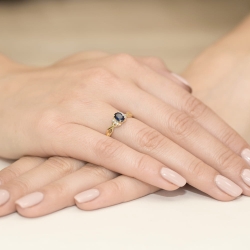 Pierścionek zaręczynowy z żółtego złota z szafirem i diamentami 0,05ct Fire Of Love BW-19-szafir