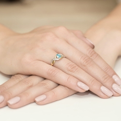 Pierścionek zaręczynowy z żółtego złota z topazem i diamentami 0,05ct Fire Of Love BW-28-topaz
