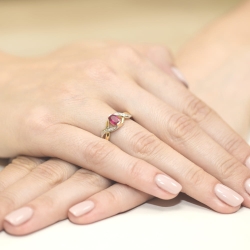 Pierścionek zaręczynowy z żółtego złota z rubinem i diamentami 0,05ct Fire Of Love BW-28-rubin