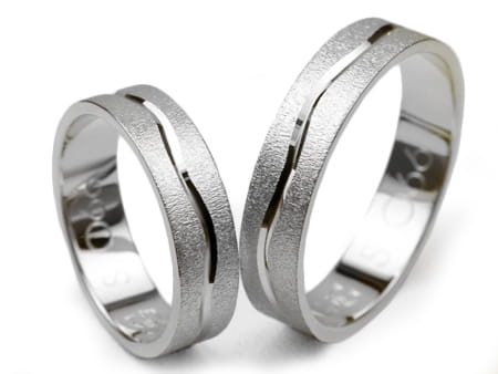 Przejdź do produktu Obrączki ślubne z białego złota płaskie 5mm fala Special S066