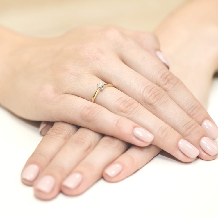 Pierścionek zaręczynowy z żółtego złota z diamentem 0,10ct Fire Of Love BW-36-0,10ct