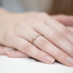 Pierścionek zaręczynowy z żółtego złota z diamentami 0,12ct Fire Of Love BW-55