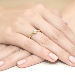 Pierścionek zaręczynowy z żółtego złota z diamentem 0,15ct Fire Of Love BW-62