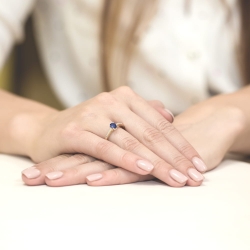 Pierścionek zaręczynowy z żółtego złota z szafirem i diamentami 0,05ct Fire Of Love BW-67-szafir