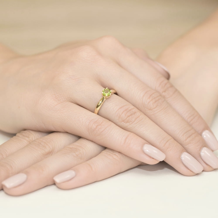 Pierścionek zaręczynowy z żółtego złota z oliwinem i diamentami 0,01ct Fire Of Love BW-74-oliwin