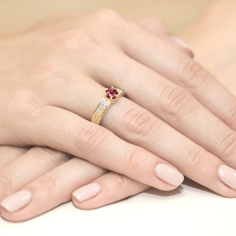 Przejdź do produktu Pierścionek zaręczynowy z żółtego złota z rubinem i diamentami 0,08ct Fire Of Love