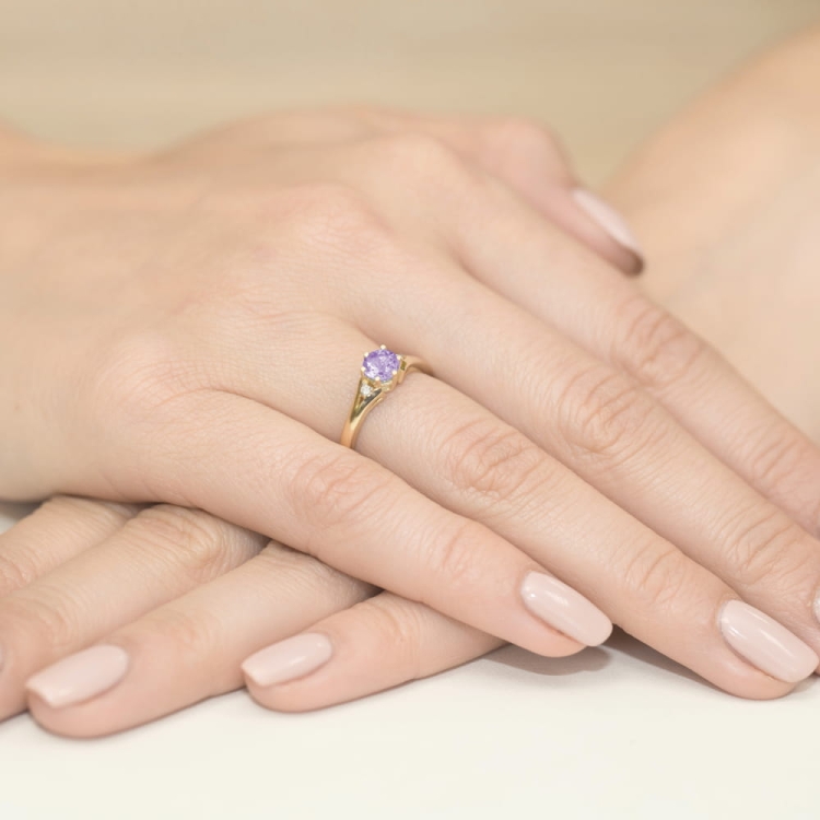 Pierścionek zaręczynowy z żółtego złota z ametystem i diamentami 0,03ct Fire Of Love BW-76-ametyst