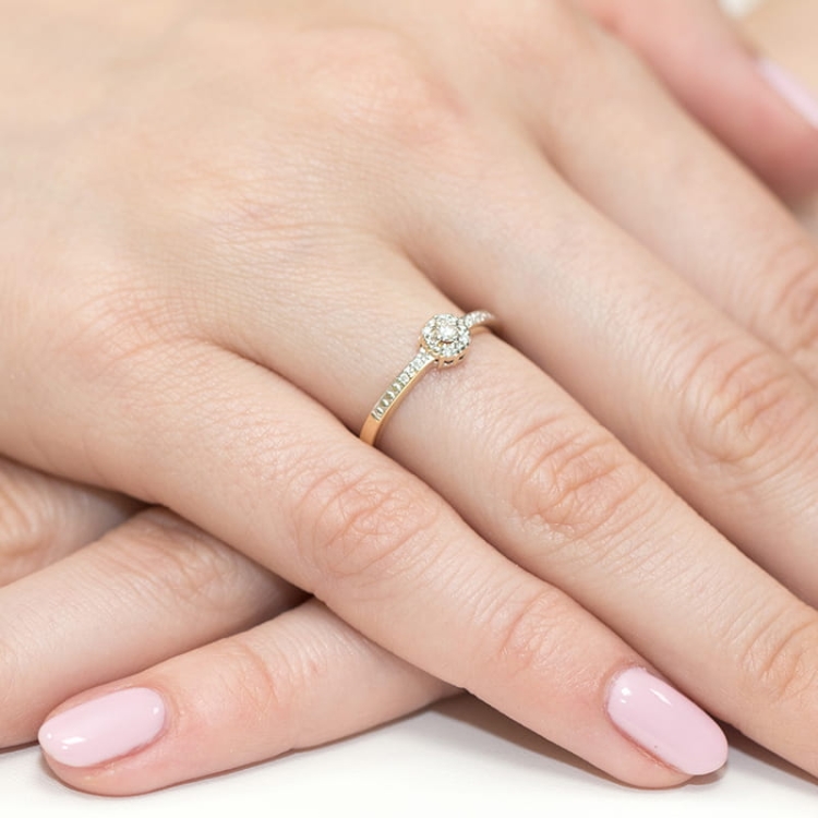 Pierścionek zaręczynowy z żółtego złota z diamentami 0,09ct Fire Of Love  BW-91-białe