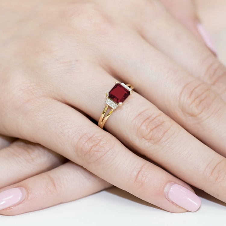 Pierścionek zaręczynowy z żółtego złota z granatem i diamentami 0,03ct Fire Of Love BW-103-granat