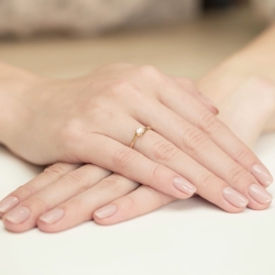 Pierścionek zaręczynowy z żółtego złota z diamentem 0,10ct Fire Of Love BW-163-0,10ct