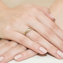 Pierścionek zaręczynowy z żółtego złota z diamentem 0,10ct Fire Of Love BW-178-0,10ct