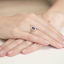 Pierścionek zaręczynowy z żółtego złota z szafirem i diamentami 0,28ct Fire Of Love BW-182-szafir-0,90ct