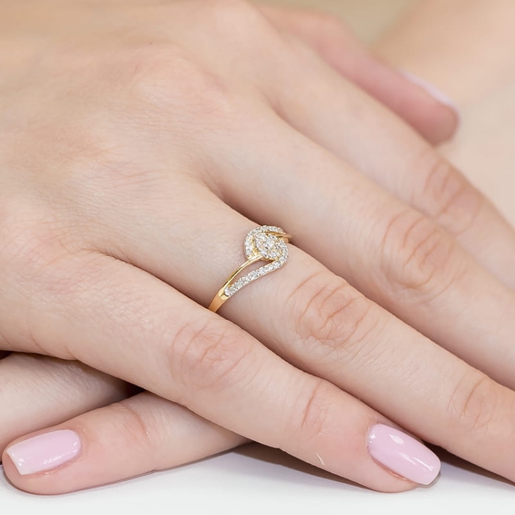 Pierścionek zaręczynowy z żółtego złota z diamentami 0,17ct Fire Of Love BW-184