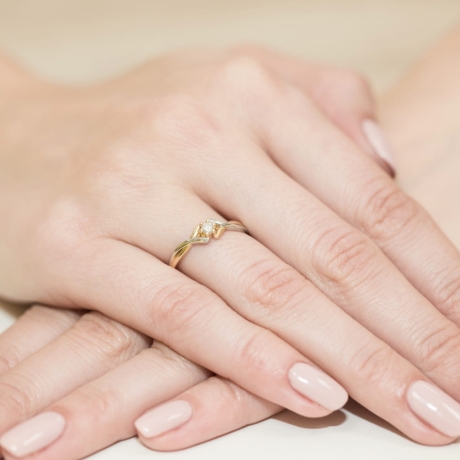 Przejdź do produktu Pierścionek zaręczynowy z żółtego złota z diamentem 0,08ct Fire Of Love 