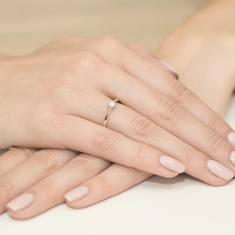 Pierścionek zaręczynowy z żółtego złota z diamentem 0,10ct Fire Of Love BW-224-0,10ct